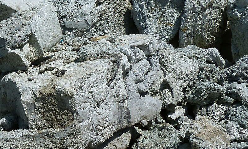 Kunststoffanfahrtsklumpen wurden weiterverarbeitet und warten als neuartige Masse auf ihre Weiterverarbeitung als wertvoller sekundärer Kunststoff. Die Kunststoffmasse wird geschreddert, gewaschen, geschmolzen und zu Granulat geschnitten.