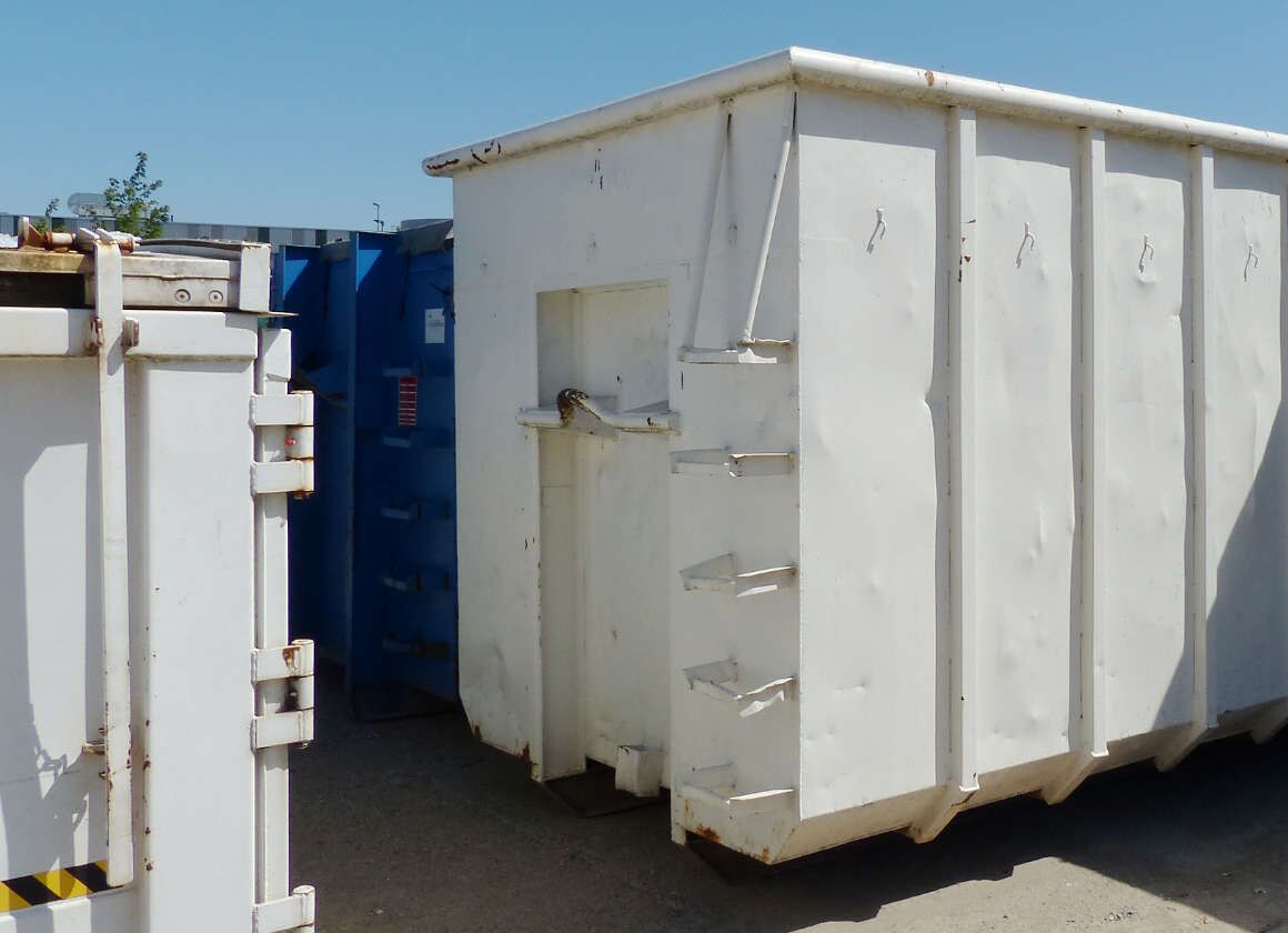 Bunter Containerpark des Recyclingunternehmens Xpress Plastics mit unterschiedlichen Containerlösungen für Plastikabfälle & Kunststoffabfälle ab 240‑Liter‑Tonnen bis zu 37m³‑Großcontainern. Offene, geschlossene Absetzmulden, Abrollcontainer oder Pressen.