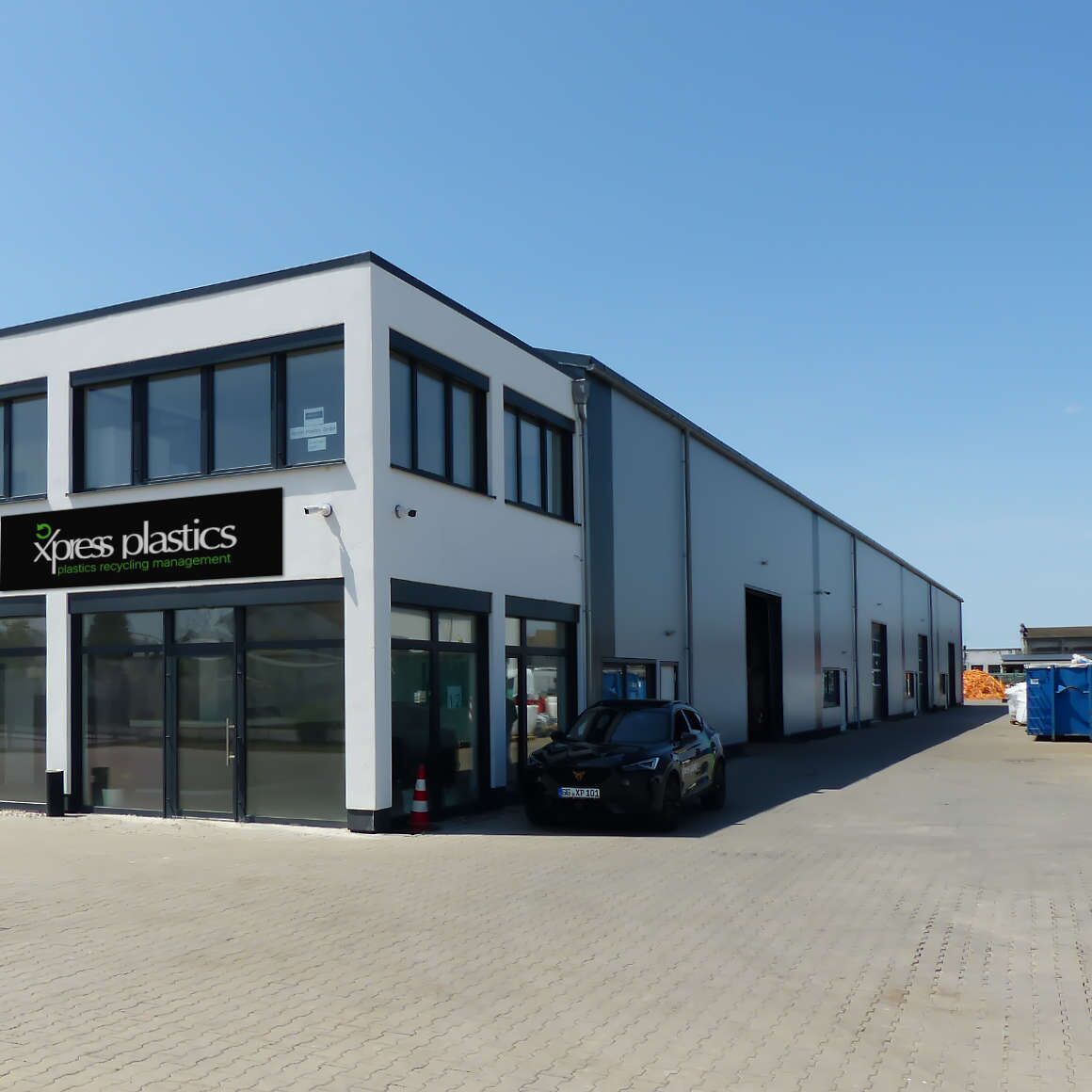 Das Firmengelände des seit 2012 zertifizierten Qualitätsdienstleisters Xpress Plastics GmbH für ganzheitliche Entsorgungskonzepte, effiziente Kunststoffverwertung und Handel mit hochwertigem Sekundärkunststoff ist ordentlich und bietet viel Kapazitäten.