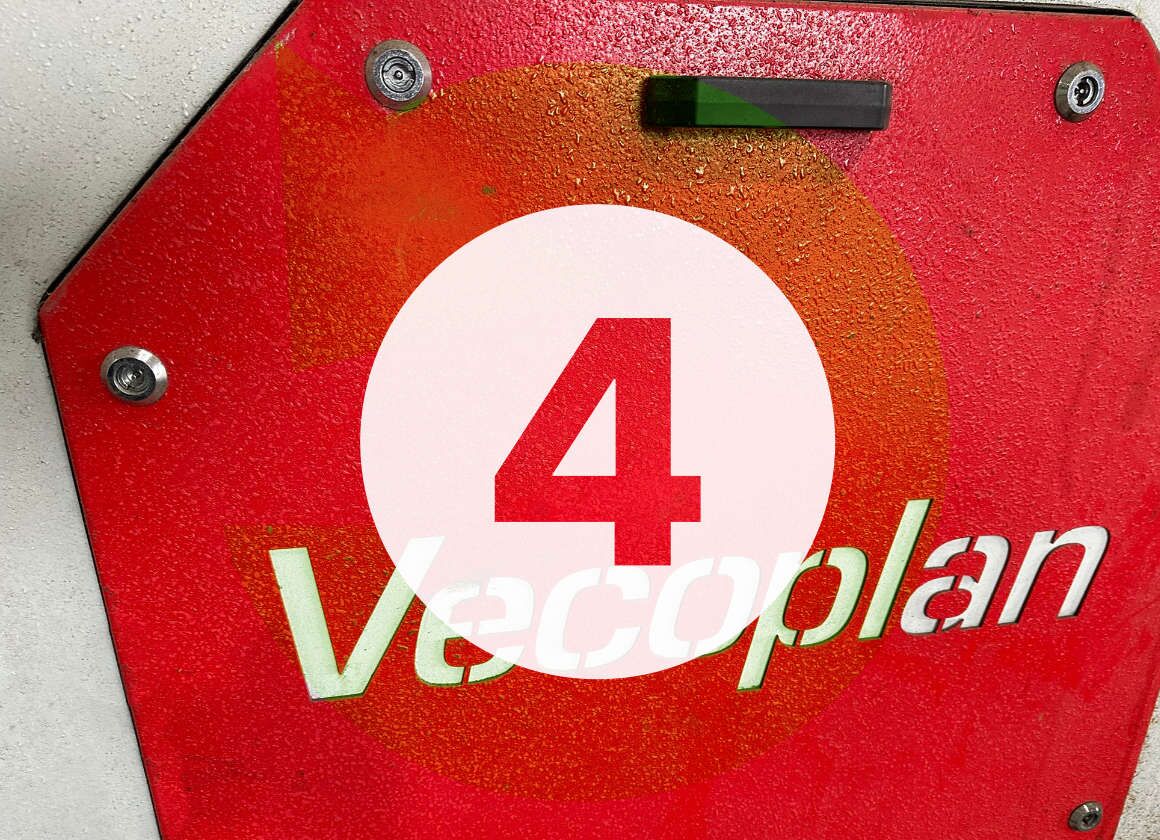 Der rote Deckel einer Vecoplan-Maschine, die das Reinigen der geschredderten und gemahlenen Kunststoffteile übernimmt. Waschen von Kunststoffmahlgut ist der Schritt NR 4 beim Kunststoff- und Plastik-Recycling im Entsorgungsunternehmen Xpress Plastics.