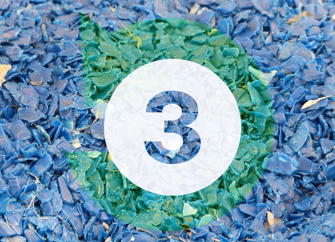 Nahaufnahme eines geschredderten und gemahlenen blauen Kunststoffes. Die Kunststoff- und Plastikteile wurden auf einheitliche Korngrößen gemahlen. Es ist der Schritt NR 3 beim Kunststoff-Recycling im Recyclingunternehmen Xpress Plastics.
