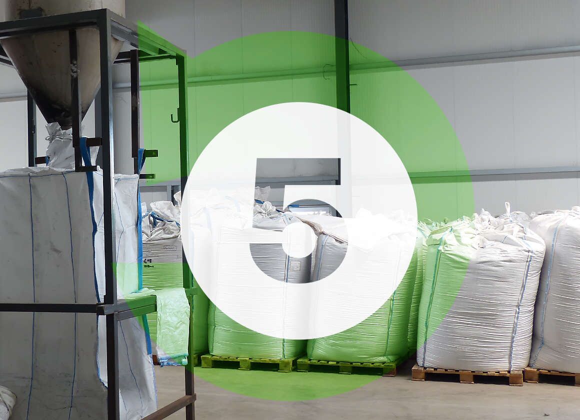 Schritt 5. Abfüllmaschine für aufgearbeiteten sekundären Kunststoff- und Plastikrohstoff. Sie füllt das aufbereitete Kunststoffmahlgut in Big Bags ab. Daneben stehen weitere volle Big Bags transportfähig verpackt mit Kunststoffgranulat abgefüllt.