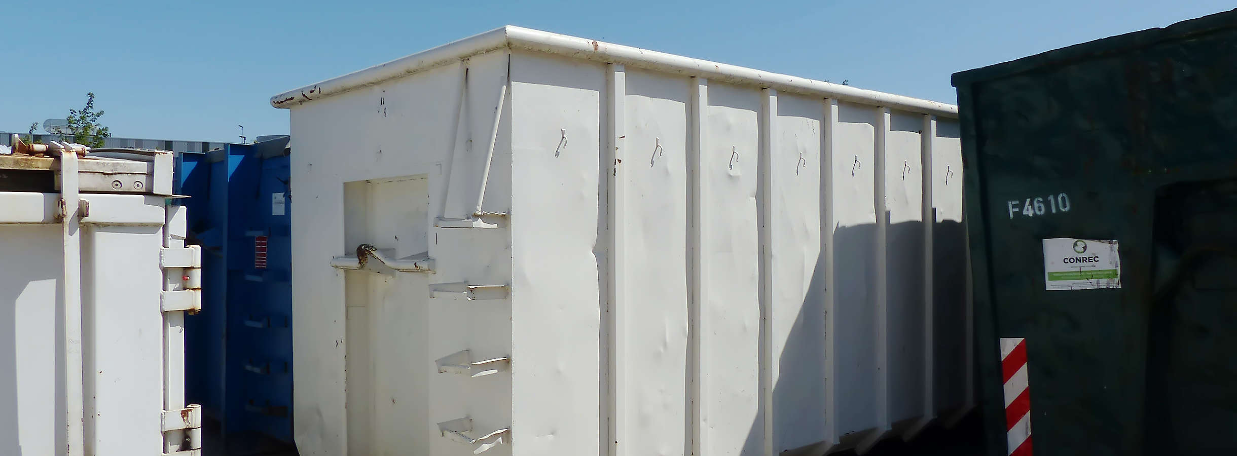 Im Containerpark des Recyclinghofs Xpress Plastics GmbH verweilen Container unterschiedlicher Größen für Plastikabfälle & Kunststoffabfälle in Farben wie weiß, blau, grün. Sie eigenen sich für unterschiedliche Kunststoff- und Plastikentsorgunglösungen.