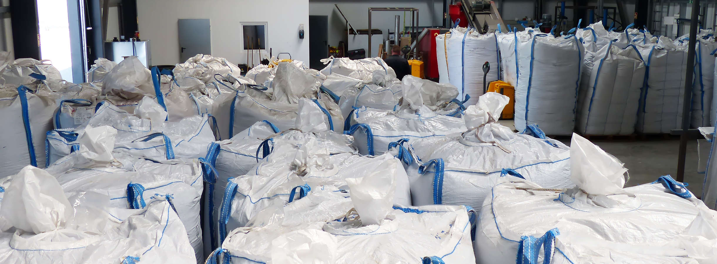 In der Halle des Entsorgung- und Recyclingunternehmens Xpress Plastics stehen für den Kunststoff-Handel bereit Big Bags mit sortenreinem Kunststoff-Granulat. Hier werden die recycelten Sekundärrohstoffe gelagert und nach getätigtem Handel abtransportiert.